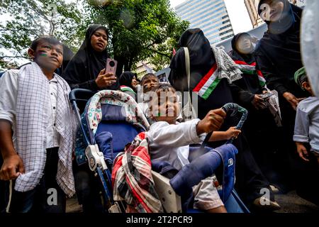 Bangkok, Bangkok, Thailand. Oktober 2023. Hunderte pro-palästinensischer Anhänger versammelten sich in der israelischen Botschaft in Bangkok, Thailand, um gegen die laufende israelische Militäraktiva in Gaza zu protestieren. (Kreditbild: © Adryel Talamantes/ZUMA Press Wire) NUR REDAKTIONELLE VERWENDUNG! Nicht für kommerzielle ZWECKE! Stockfoto