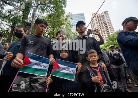 Bangkok, Bangkok, Thailand. Oktober 2023. Hunderte pro-palästinensischer Anhänger versammelten sich in der israelischen Botschaft in Bangkok, Thailand, um gegen die laufende israelische Militäraktiva in Gaza zu protestieren. (Kreditbild: © Adryel Talamantes/ZUMA Press Wire) NUR REDAKTIONELLE VERWENDUNG! Nicht für kommerzielle ZWECKE! Stockfoto