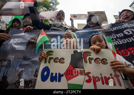 Bangkok, Bangkok, Thailand. Oktober 2023. Hunderte pro-palästinensischer Anhänger versammelten sich in der israelischen Botschaft in Bangkok, Thailand, um gegen die laufende israelische Militäraktiva in Gaza zu protestieren. (Kreditbild: © Adryel Talamantes/ZUMA Press Wire) NUR REDAKTIONELLE VERWENDUNG! Nicht für kommerzielle ZWECKE! Stockfoto