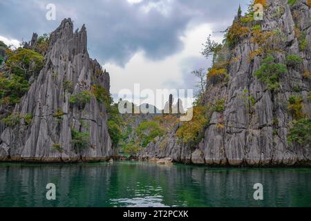 Unzugängliche Geschichten vulkanischen Ursprungs in Coron Bay, Provinz Palawan, Philippinen Stockfoto