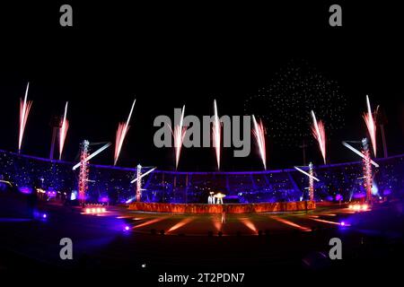 Santiago, Chile. Oktober 2023. Die Olympische Fackel wird während der Eröffnungszeremonie der Pan American Games 2023 im Nationalstadion in Santiago am 20. Oktober angezündet. Foto: Heuler Andrey/DiaEsportivo/Alamy Live News Credit: DiaEsportivo/Alamy Live News Stockfoto