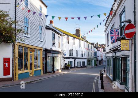 Geschäfte entlang der High Street. Totnes, Devon, England Stockfoto