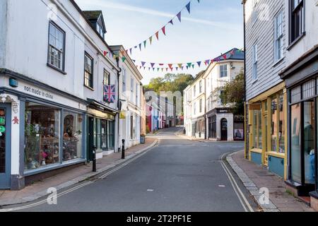 Geschäfte entlang der High Street. Totnes, Devon, England Stockfoto