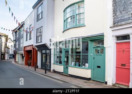 Geschäfte entlang der High Street. Totnes, Devon, England Stockfoto