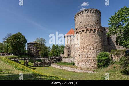 Blick über den Graben zu den Mauern der Burg Cesis, Cesis, Lettland Stockfoto