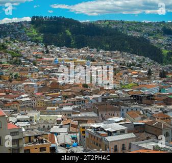 Blick auf das historische Zentrum der Hauptstadt Ecuadors vom Basílica des Nationalgelübdes. Quito. Ecuador. Stockfoto