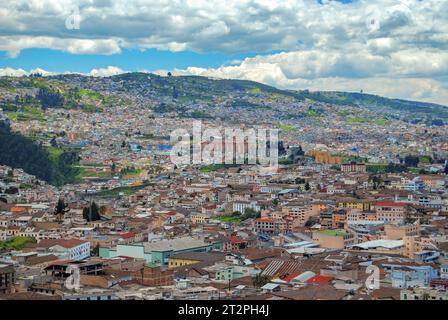 Blick auf das historische Zentrum der Hauptstadt Ecuadors vom Basílica des Nationalgelübdes. Quito. Ecuador. Stockfoto