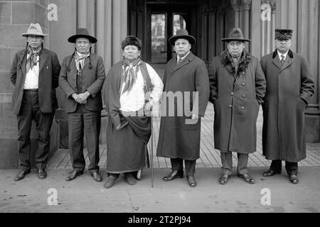 Osage Indians in Washington, D.C. am 10. Dezember 2010, dem Tag, an dem der Fall La Motte gegen die Vereinigten Staaten dem Supreme Court wegen der Pachtverträge von Osage vorgelegt wurde. (USA) Stockfoto