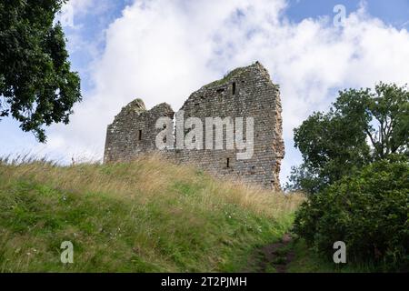 Ein Blick auf die Ruinen von Thirlwall Castle auf dem Hadrian's Wall Path in der Nähe von Greenhead, Northumberland, Großbritannien Stockfoto