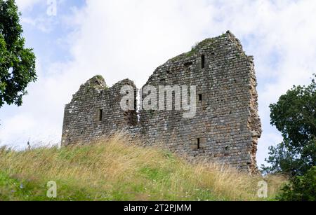 Ein Blick auf die Ruinen von Thirlwall Castle auf dem Hadrian's Wall Path in der Nähe von Greenhead, Northumberland, Großbritannien Stockfoto