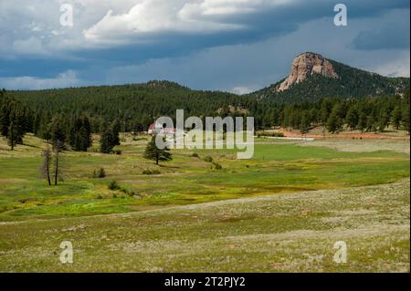 Lion's Head, ein beliebter Kletterfelsen im Staunton State Park von Colorado, überblickt eine malerische Farm in der Nähe von Pine Junction, Colorado Stockfoto