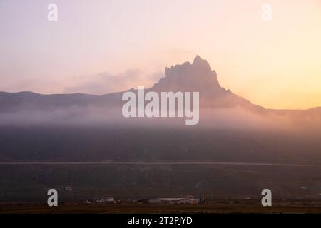 Heiliger Berg Beshbarmag bei Sonnenuntergang. Baku. Aserbaidschan. Stockfoto