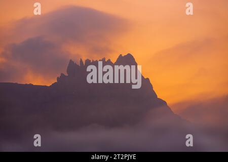 Heiliger Berg Beshbarmag bei Sonnenuntergang. Baku. Aserbaidschan. Stockfoto