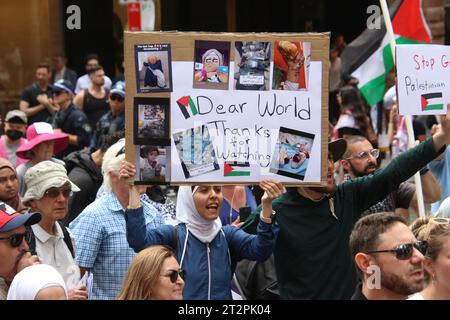 Sydney, Australien. Oktober 2023. Die Forderungen der Demonstranten sind: Stoppt das Massaker in Gaza! Stoppt die Bombardierung! Keine Bodeninvasion! Beenden Sie die Blockade von Lebensmitteln, Wasser, Treibstoff und allen anderen Vorräten! Die Evakuierungsanordnung zurücknehmen! Beenden Sie die gewaltsame ethnische Säuberung der Palästinenser im Westjordanland und in Ostjerusalem! Beenden Sie die Unterstützung der australischen Regierung für die Apartheid Israel und ihre Kriegsverbrechen gegen die Palästinenser! Freies Palästina! Richard Milnes/Alamy Live News Stockfoto