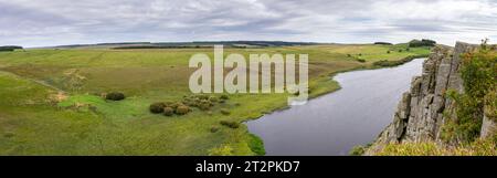 Panoramablick auf Highshield Crags und Crag Lough in der Nähe von Housesteads, Northumberland, Großbritannien Stockfoto