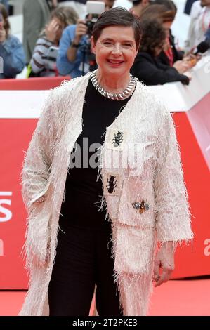 Isabella Rossellini bei der Verleihung des Lifetime Achievement Award an Isabella Rossellini auf dem 18. Internationales Filmfestival von Rom/Festa del Cinema di Roma 2023 im Auditorium Parco della Musica. Rom, 20.10.2023 *** Isabella Rossellini erhält den Preis für Lebensleistung beim 18 Internationalen Filmfestival Festa del Cinema di Roma 2023 im Auditorium Parco della Musica Rome, 20 10 2023. Foto: XA.XM.xTinghinox/xFuturexImagex rossellini 3014 Credit: Imago/Alamy Live News Stockfoto