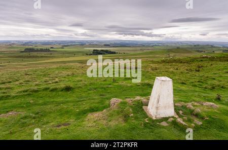 Trig Point am Sewingshield Crag entlang des Hadrian's Wall Path in der Nähe von Housesteads, Northumberland, Großbritannien Stockfoto