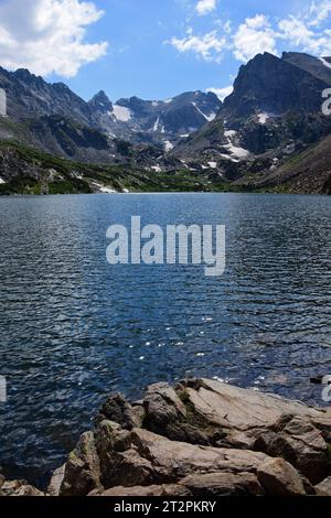 Spektakuläre navajo, apache und shoshone Peaks über den Lake isabelle in der Wildnis der indian Peaks nahe dem brainard Lake, colorado Stockfoto