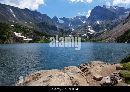 Spektakuläre navajo, apache und shoshone Peaks über den Lake isabelle in der Wildnis der indian Peaks nahe dem brainard Lake, colorado Stockfoto