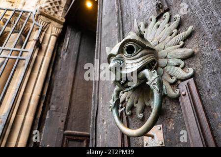 Raffinierter Türklopfer (Sanctuary Knocker) am Haupteingang zur Durham Cathedral, Durham, Großbritannien Stockfoto