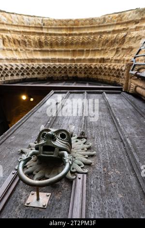 Raffinierter Türklopfer (Sanctuary Knocker) am Haupteingang zur Durham Cathedral, Durham, Großbritannien Stockfoto