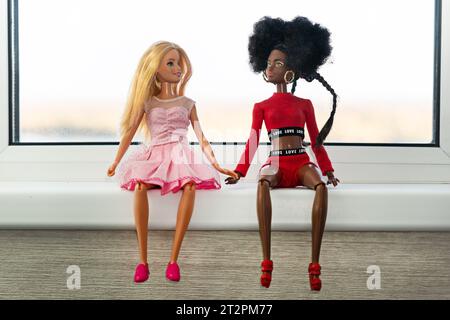 Oktober 2023. Barnaul, Russland: Zwei Puppen, eine blonde barbie und ihr afroamerikanischer Freund sitzen am Fenster Stockfoto