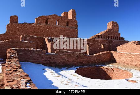 Das Innere der alten Ruinen von san gregorio de abo im Nationaldenkmal salinas Pueblo Missionen an einem sonnigen Wintertag in der Nähe von Mountain Air, New mexico Stockfoto