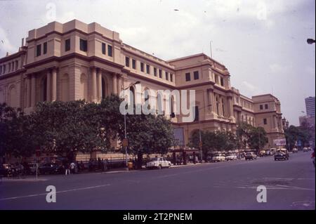 Das Indian Museum ist ein riesiges Museum in Zentral-Kalkutta, West-Bengalen, Indien. Es ist das neuntälteste Museum der Welt und das älteste und größte Museum in Indien und Asien. Es beherbergt seltene Sammlungen von Antiquitäten, Rüstungen und Ornamenten, Fossilien, Skeletten, Mumien und Mogulgemälden. Gegründet 1814 an der Wiege der Asiatischen Gesellschaft von Bengalen (im heutigen Gebäude der Asiatischen Gesellschaft, 1 Park Street, Kalkutta) Stockfoto