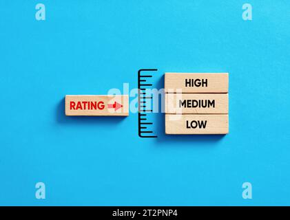 Analyse und Bewertung der Bewertungsstufe im Unternehmen. Überprüfung der Servicequalität und Leistungsbeurteilung. Füllstandsanzeige mit Holzblöcken auf blau Stockfoto