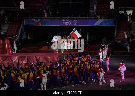 Santiago, Chile. Oktober 2023. Die chilenische Delegation betritt das Stadion während der Eröffnungszeremonie der Panamerikanischen Spiele in Santiago, Chile, 20. Oktober 2023. Quelle: Jorge Villegas/Xinhua/Alamy Live News Stockfoto