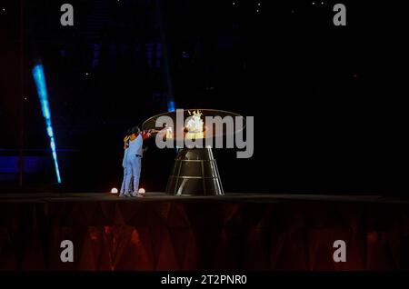 Santiago, Chile. Oktober 2023. Die Flamme wird während der Eröffnungszeremonie der Panamerikanischen Spiele in Santiago, Chile, am 20. Oktober 2023 entzündet. Quelle: Jorge Villegas/Xinhua/Alamy Live News Stockfoto