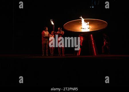 Santiago, Chile. Oktober 2023. Die Flamme wird während der Eröffnungszeremonie der Panamerikanischen Spiele in Santiago, Chile, am 20. Oktober 2023 entzündet. Quelle: Jorge Villegas/Xinhua/Alamy Live News Stockfoto