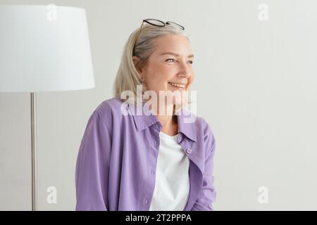 Lächelnde ältere Frau gesunder Lebensstil und geistiges und körperliches Wohlbefinden auf weißem Hintergrund Stockfoto