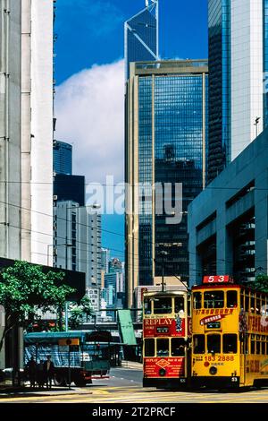 Traditionelle Straßenbahn auf den Straßen von Wanchai, Hongkong, SAR, China Stockfoto
