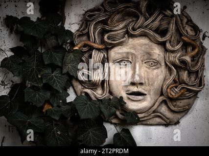 Medusa-Skulptur im Garten Stockfoto