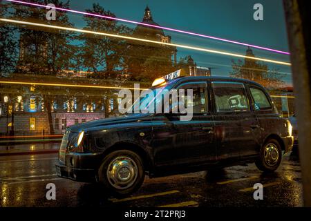 Schwarzes Taxi in Nordirland in einer regnerischen Nacht Stockfoto