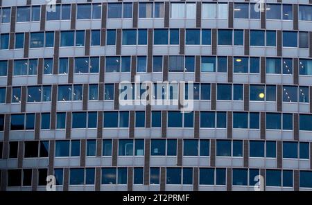 Berlin, Deutschland. Oktober 2023. Die Fassade eines Bürohochhauses. Quelle: Jens Kalaene/dpa/Alamy Live News Stockfoto