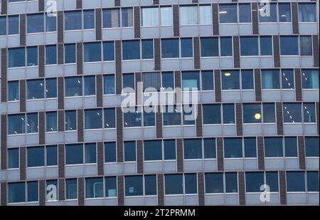 Berlin, Deutschland. Oktober 2023. Die Fassade eines Bürohochhauses. Quelle: Jens Kalaene/dpa/Alamy Live News Stockfoto