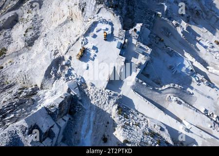 Luftbilddokumentation eines Steinbruchs zur Gewinnung von weißem Marmor in Carrara Italien Stockfoto