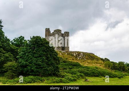 Castleward, County Down, Nordirland, 19. Juli 2023 - Audley's Castle in Castleward, ein dreistöckiges Turmhaus wurde in einer berühmten Fernsehserie verwendet Stockfoto