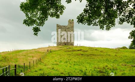 Castleward, County Down, Nordirland, 19. Juli 2023 - Audley's Castle in Castleward, ein dreistöckiges Turmhaus wurde in einer berühmten Fernsehserie verwendet Stockfoto