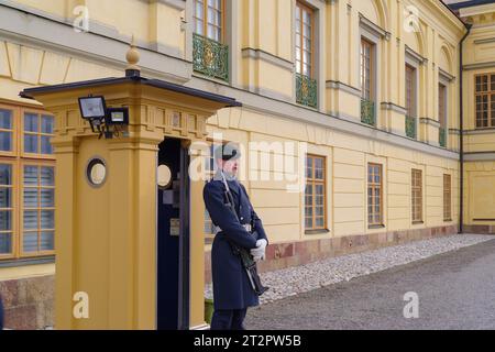 STOCKHOLM, SCHWEDEN – 24. DEZEMBER 2020: Palastwache steht vor dem Drottningholm-Palast vor Stockholm. Stockfoto