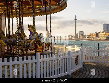 Ein Blick auf Brighton von einer traditionellen Karussellfahrt auf dem Brighton Palace Pier mit i360 und Promenade im Hintergrund Stockfoto