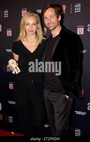 Petra Schmidt-Schaller und Florian Stetter bei der 34. Verleihung des Hessischen Film- und Kinopreises 2023 in der Alten Oper. Frankfurt, 20.10.2023 *** Petra Schmidt Schaller und Florian Stetter beim Hessischen Film- und Kinopreis 34 2023 an der Alten Oper Frankfurt, 20 10 2023 Foto:XP.xBackx/xFuturexImagex filmpreis hessen 3087 Credit: Imago/Alamy Live News Stockfoto