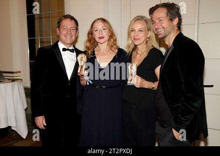Florian Gallenberger, Brigitte Hobmeier, Petra Schmidt-Schaller und Florian Stetter bei der 34. Verleihung des Hessischen Film- und Kinopreises 2023 in der Alten Oper. Frankfurt, 20.10.2023 *** Florian Gallenberger, Brigitte Hobmeier, Petra Schmidt Schaller und Florian Stetter beim Hessischen Film- und Kinopreis 34 2023 an der Alten Oper Frankfurt, 20 10 2023. Foto:XP.xBackx/xFuturexImagex filmpreis hessen 3085 Credit: Imago/Alamy Live News Stockfoto