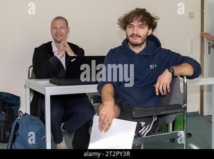 Bild-Motiv: Der Angeklagte Dennis Baltz mit seinem Verteidiger Dr. Lukas Teune Berlin den 20.09.2023 9,30 Amtsgericht Tiergarten Abteilung 362, Saal 4100 Delikt : NoÌˆtigung, Widerstand gegen Vollstreckungsbeamte dem Angeklagten Dennis Baltz 22 wird vorgeworfen, sich in der Zeit vom 23. Mai 2022 bis zum 15. Juli 2022 in fuÌˆnf FaÌˆllen an Straßenblockaden der Gruppierung Aufstand der letzten Generation beteiligt zu haben. In vier FaÌˆllen habe er sich dabei mit Klebstoff an der Fahrbahn befestigt. Am 24. Juni 2022 habe er auch die Außenfassade des Bundeskanzleramts mit den SchriftzuÌˆgen NoÌˆ Stockfoto