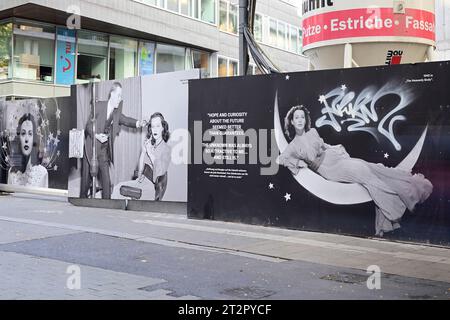 Wien, Österreich. Hedy Lamarr Plakate auf der Mariahilferstraße in Wien Stockfoto