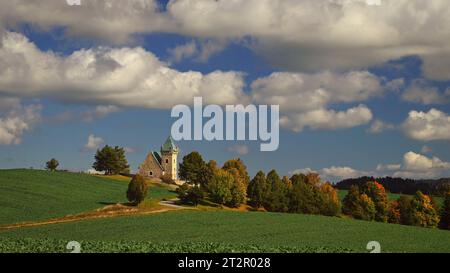 Wunderschöne Herbstlandschaft. Farbenfrohe Natur im Herbst. Hochland - Tschechische Republik. Kirche St. Michael der Erzengel Vitochov. Stockfoto