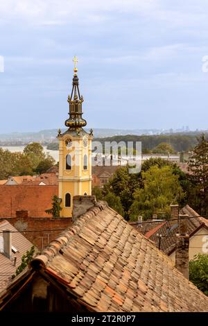 Belgrad, Serbien Panoramaaussicht von Gardos, Zemun, mit St. Nikolaus Kirche und Donau im Sommer Stockfoto