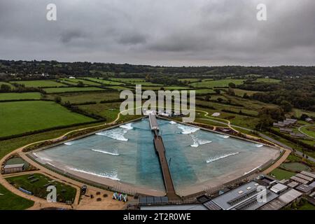 Niedrige Wolken über Gloucestershire und Bristol, während Surfer das Surfen im Landesinneren genießen, während Storm Babet über Großbritannien stürzt, was weitverbreitete Überschwemmungen und starke Winde verursacht. Bilddatum: Samstag, 21. Oktober 2023. Stockfoto